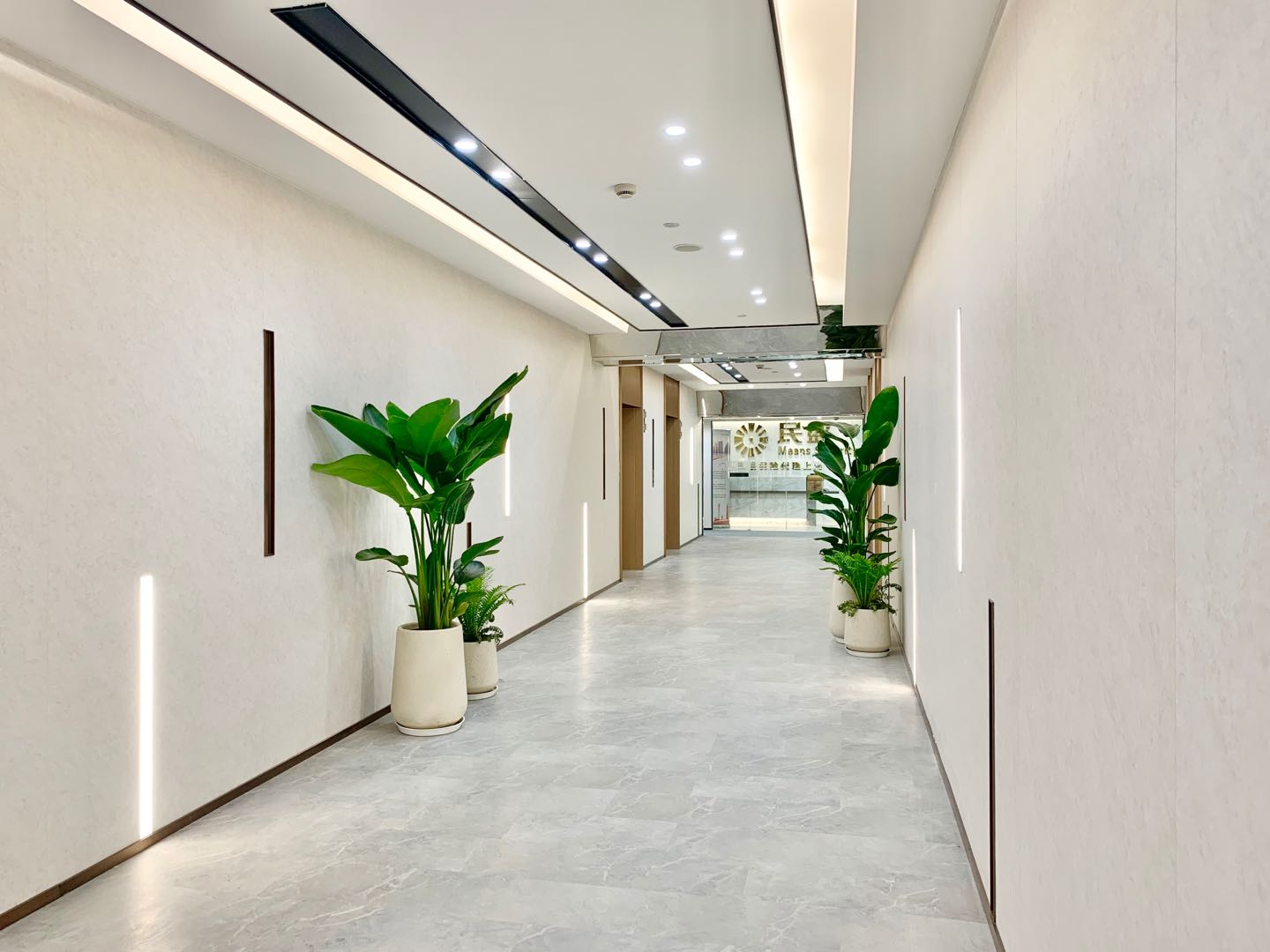 7-2203141K934460.jpg 南京西路仲益大厦稀缺小面积看陆家嘴高区景观落地窗拎包入住超长免租(图5)