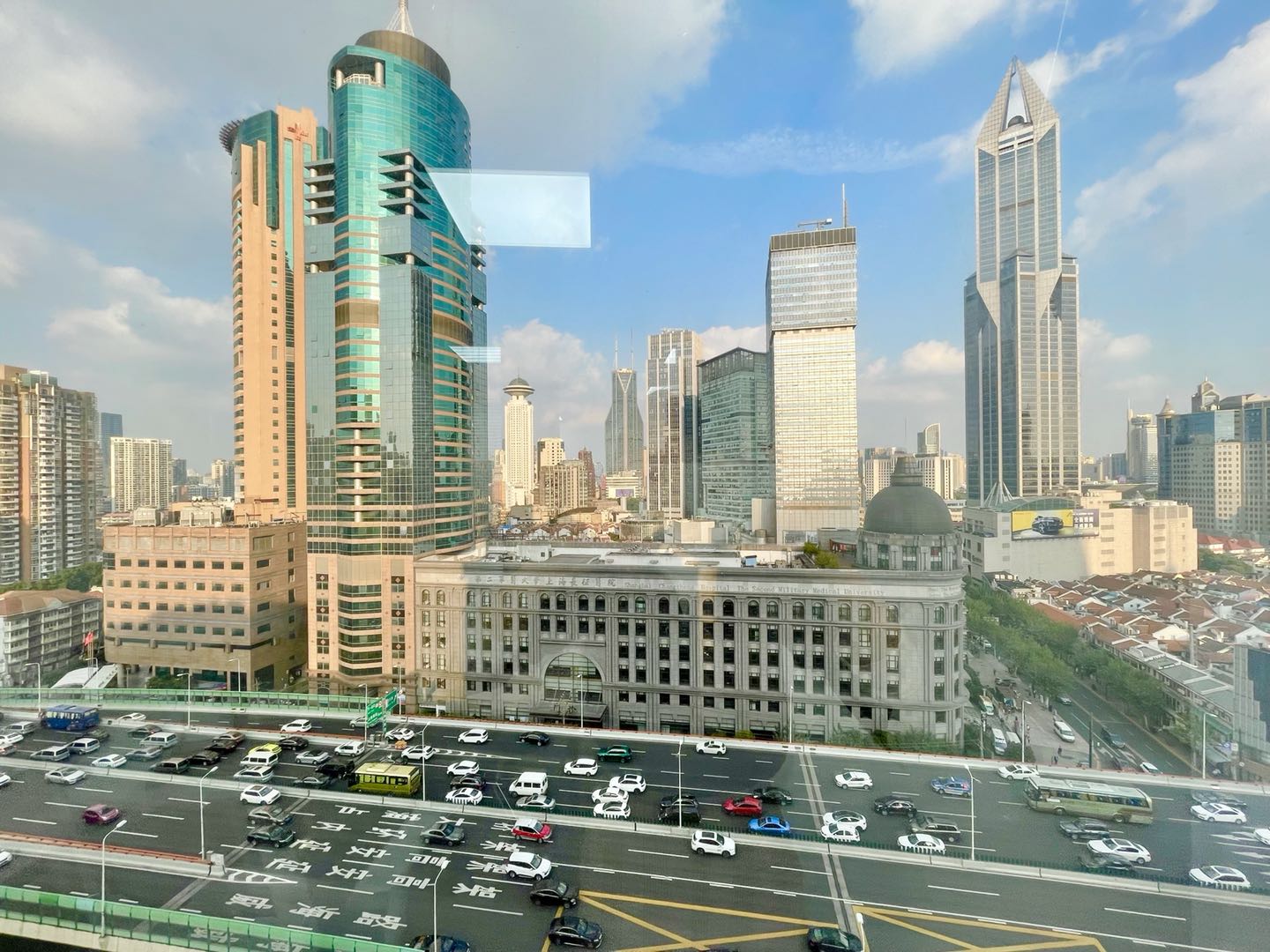 7-2203141K934958.jpg 南京西路仲益大厦稀缺小面积看陆家嘴高区景观落地窗拎包入住超长免租(图8)