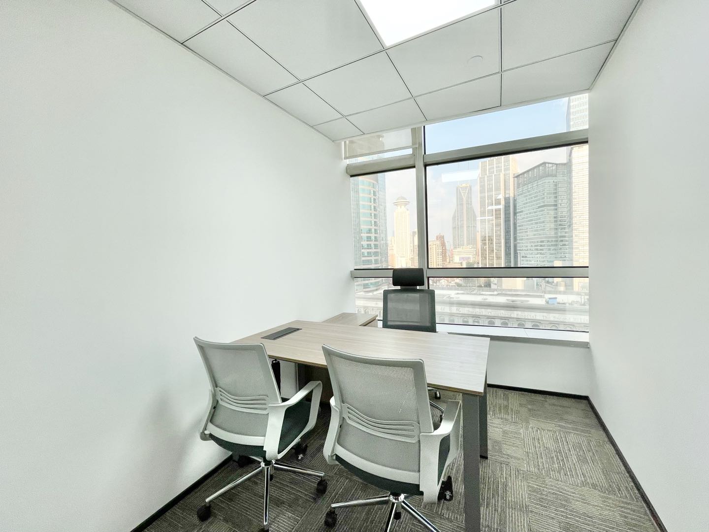 7-2203141K934Q4.jpg 南京西路仲益大厦稀缺小面积看陆家嘴高区景观落地窗拎包入住超长免租(图6)