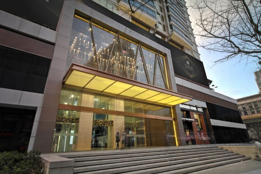 7-2203141K934T5.jpg 南京西路仲益大厦稀缺小面积看陆家嘴高区景观落地窗拎包入住超长免租(图2)