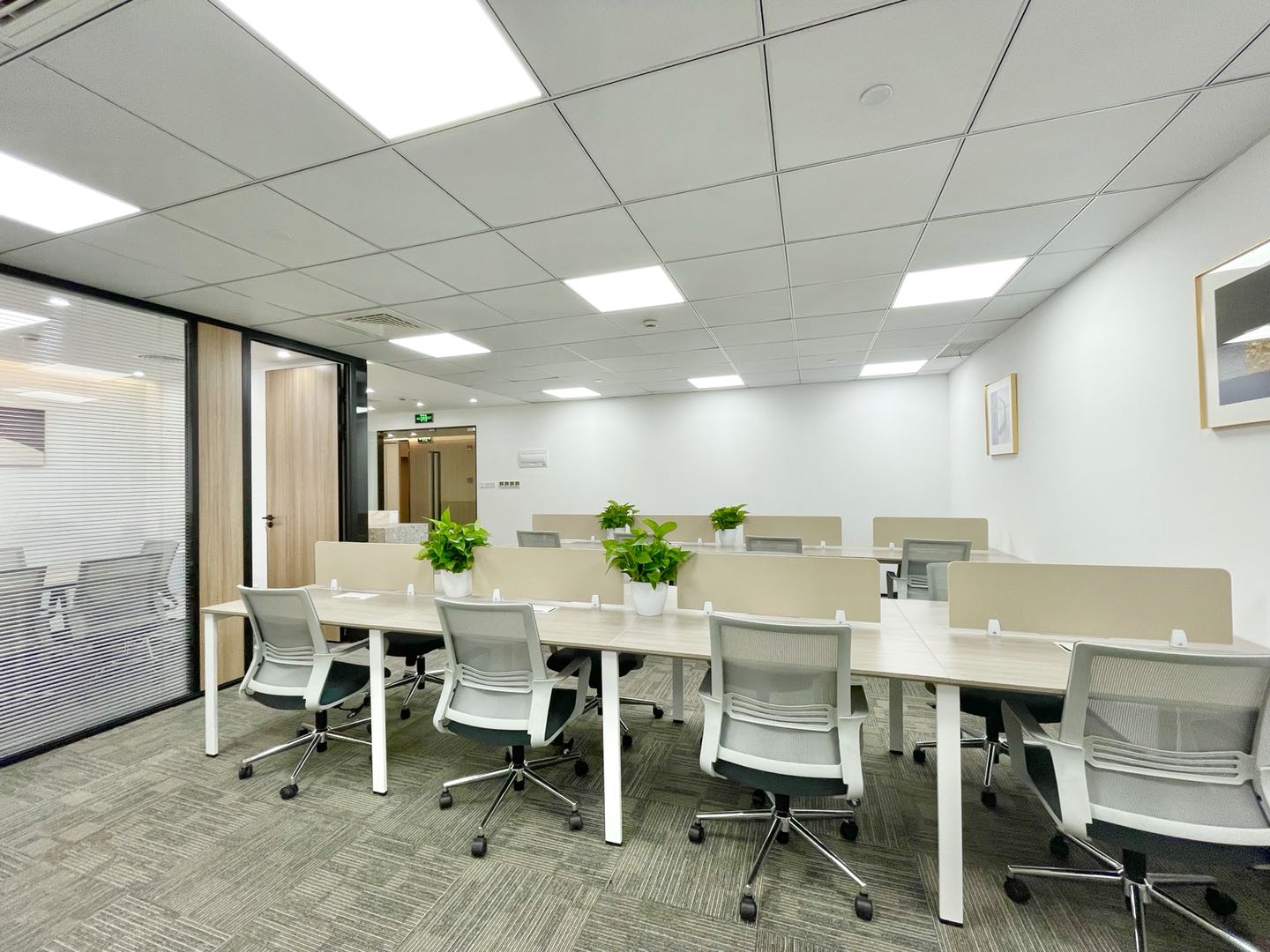 7-2203141K934Y2.jpg 南京西路仲益大厦稀缺小面积看陆家嘴高区景观落地窗拎包入住超长免租(图10)