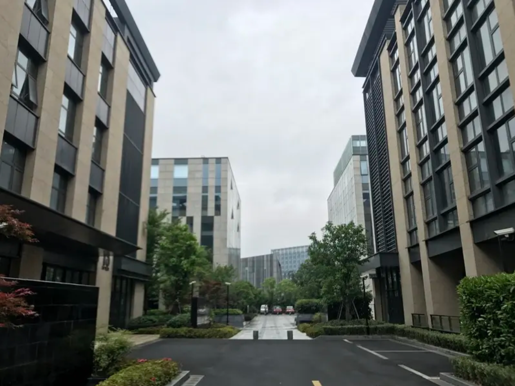 虹桥恒基旭辉中心370平简装办公室出租(图1)