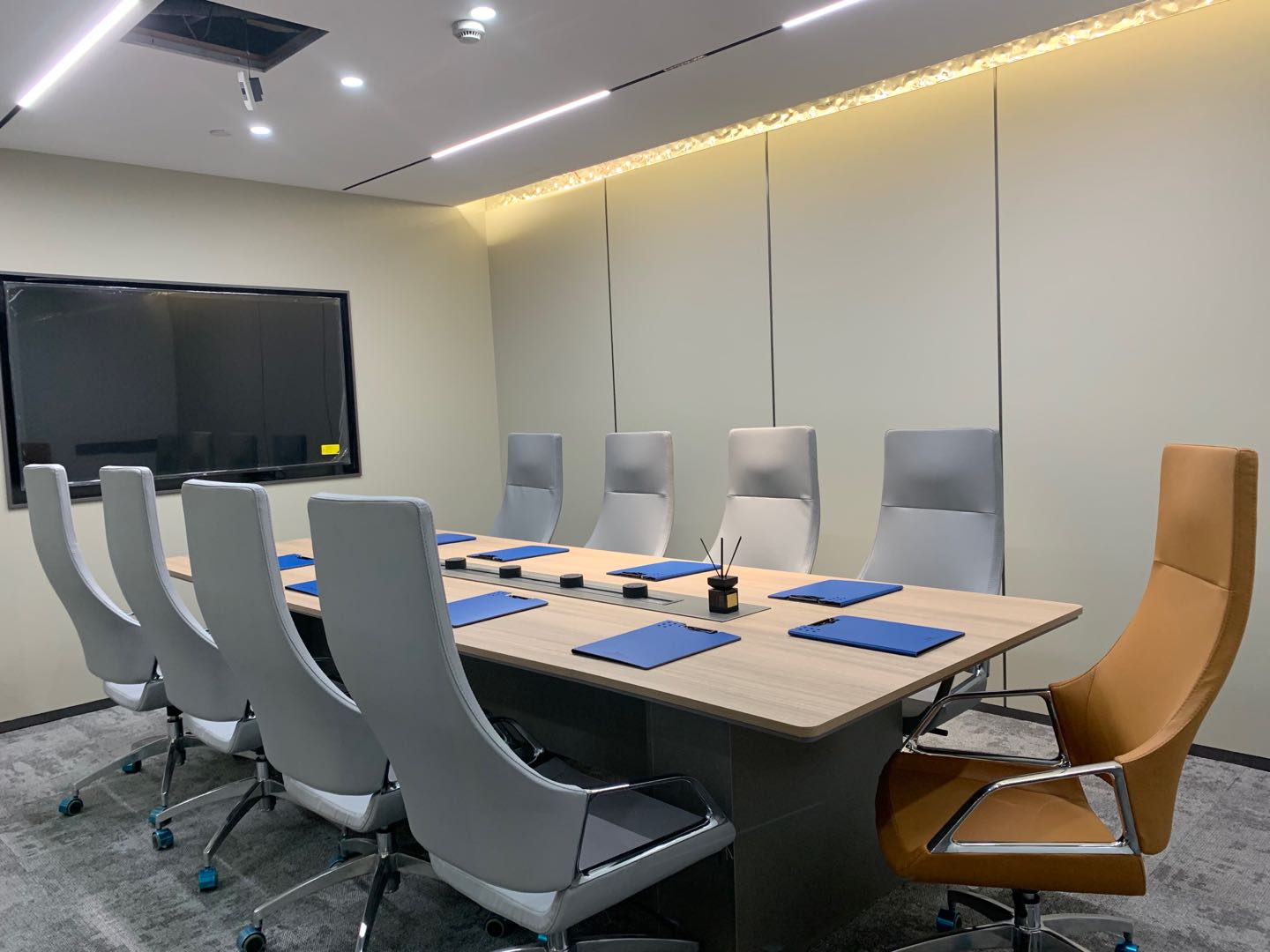 虹桥恒基旭辉中心办公室精装修带家具230平方出租(图1)