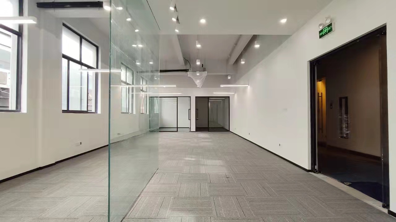 10-22032Q44044W6.jpg 虹口足球场创意园 德必运动loft 150平 标准装修 办公室选址(图3)