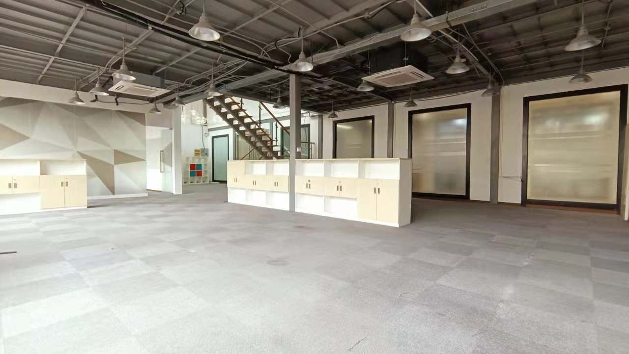 虹口区 双规交汇 德必运动loft 简单装修 复式结构 办公室选址(图1)