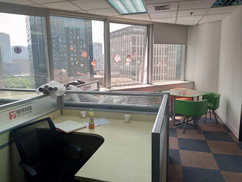中建幸福空间，一号线彭浦新村地铁站旁，精装修带家具，配套齐全，交替便利(图1)