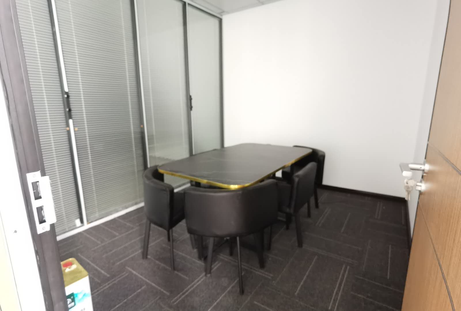 17-22033012410V23.jpg 虹桥万科时一区写字楼,纯写字楼,虹桥商务区,精装修带家具,交通便利,(图1)