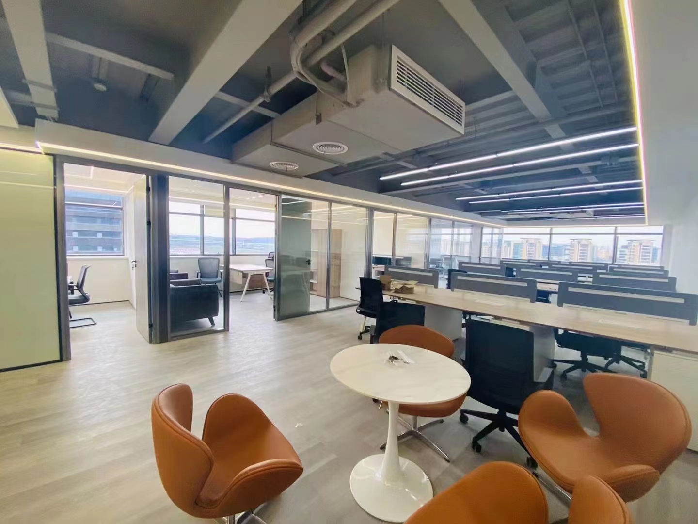 闵行虹桥国际展汇小面积精装修带家具多隔断加工位现房出租(图2)