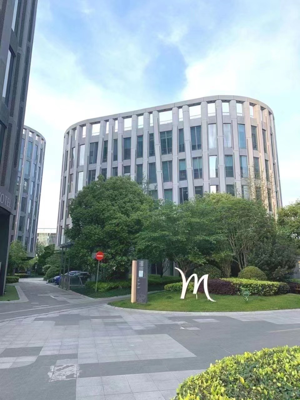 闵行虹桥商务区虹桥协信中心200平精装修带家具(图1)