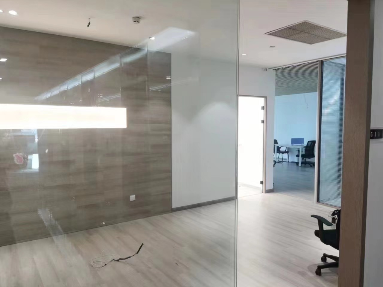 闵行虹桥商务区虹桥协信中心200平精装修带家具(图2)