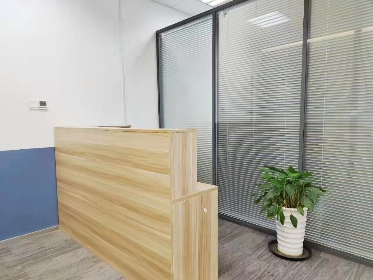 万都中心娄山关路119平带家具优质房源出租(图2)