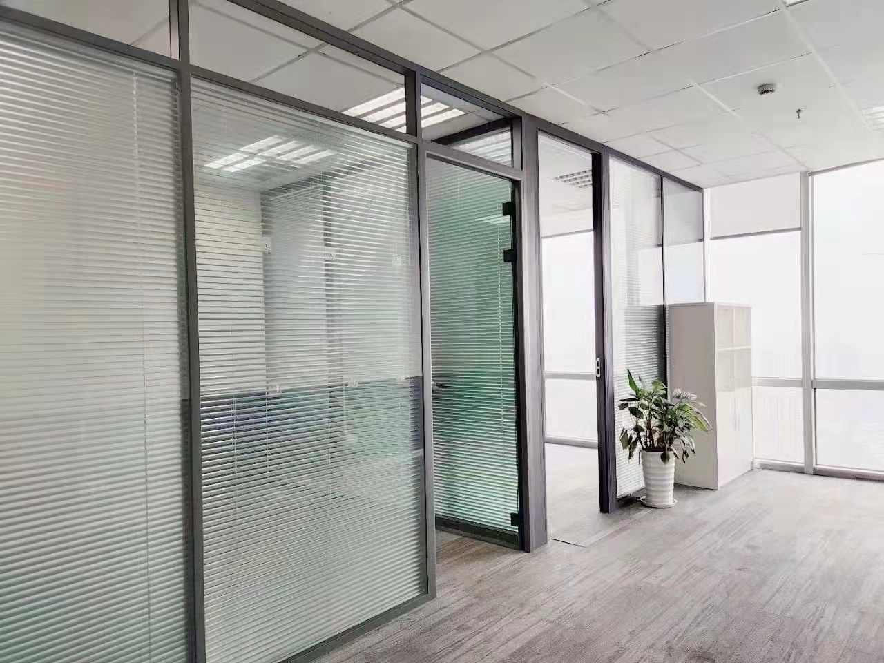 万都中心娄山关路119平带家具优质房源出租(图3)