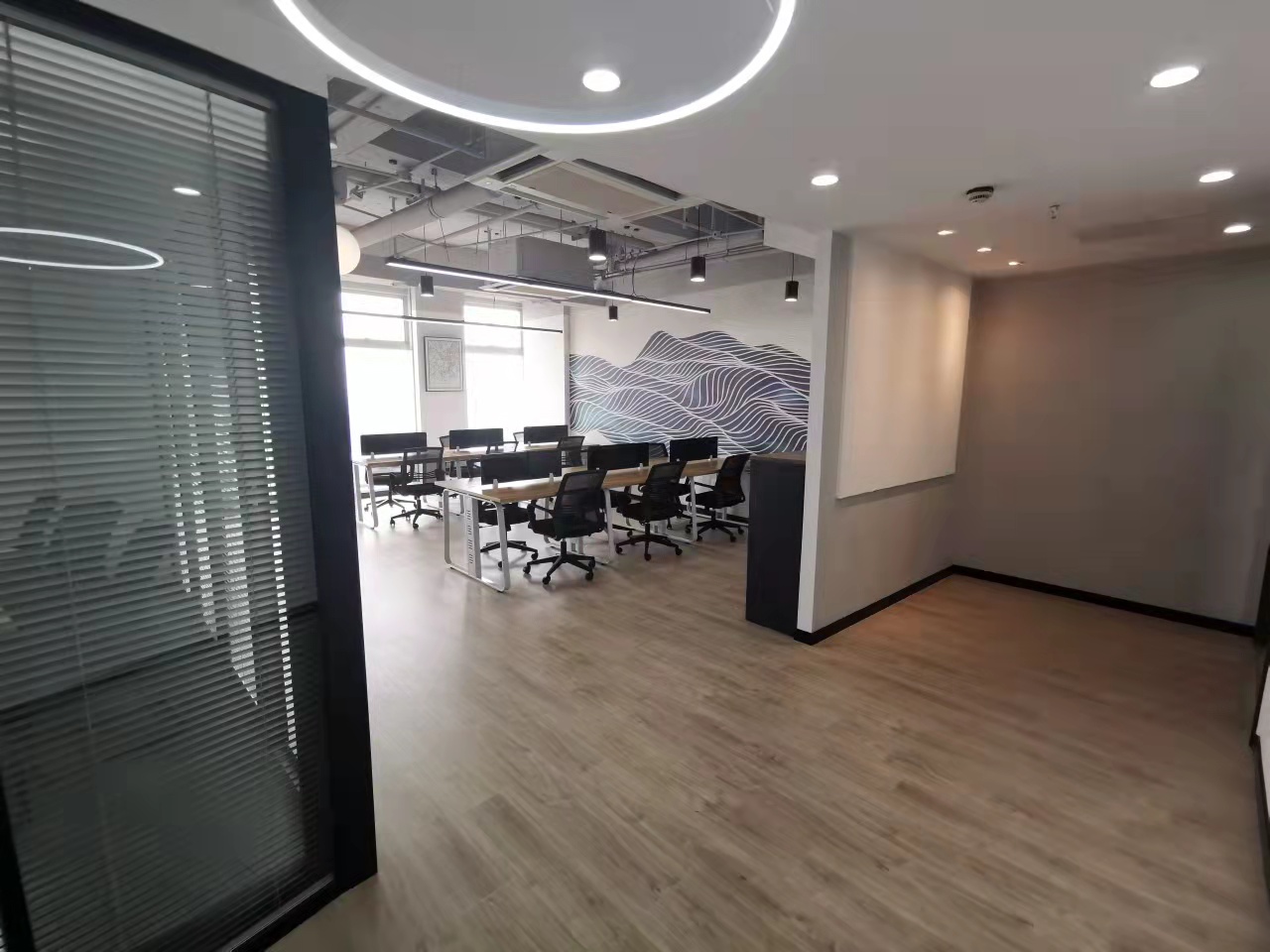 16-2204021522391Y.jpg 静安恒隆广场150平精装修带家具优质房源出租(图1)