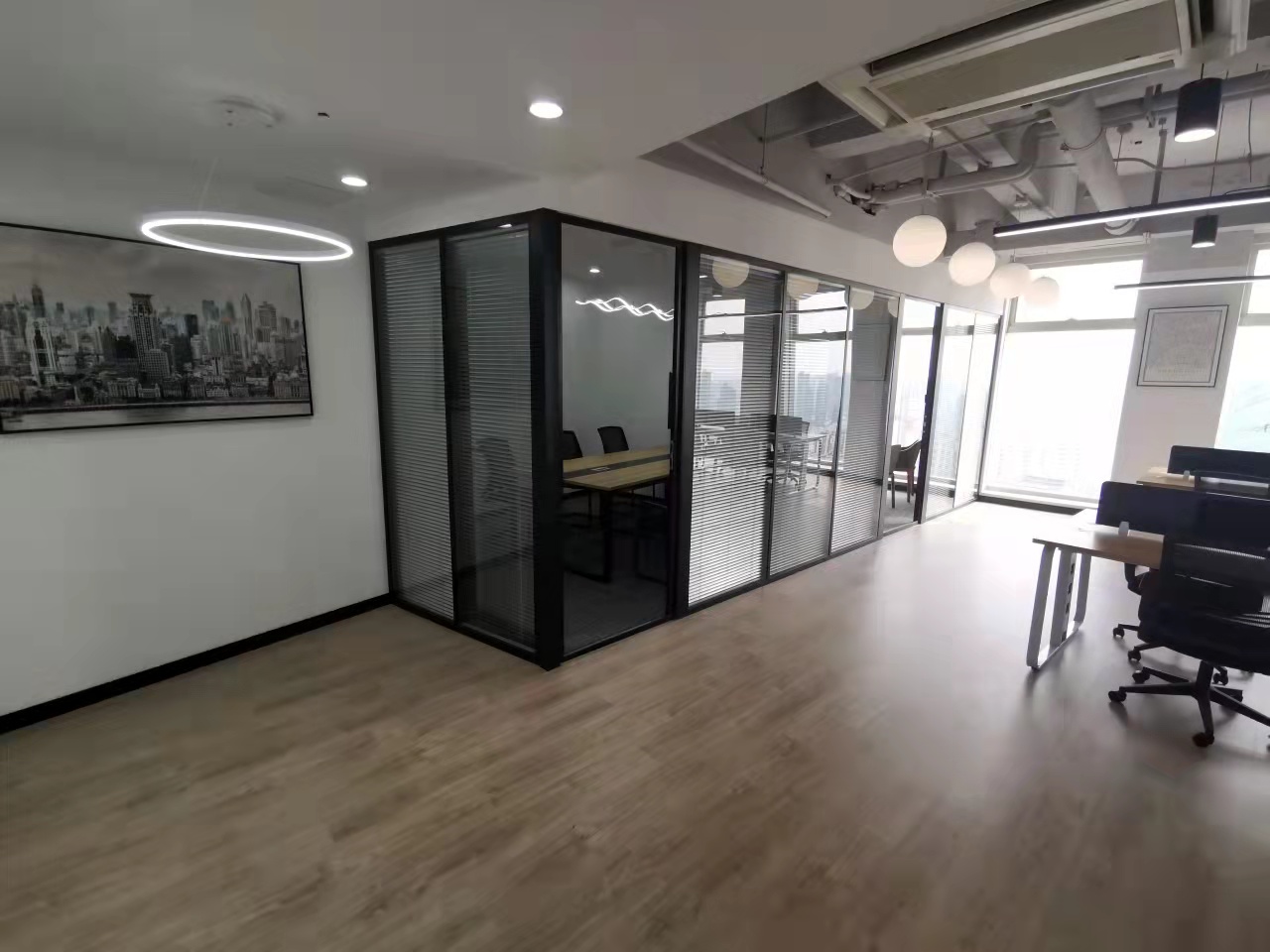 16-22040215223bH.jpg 静安恒隆广场150平精装修带家具优质房源出租(图3)