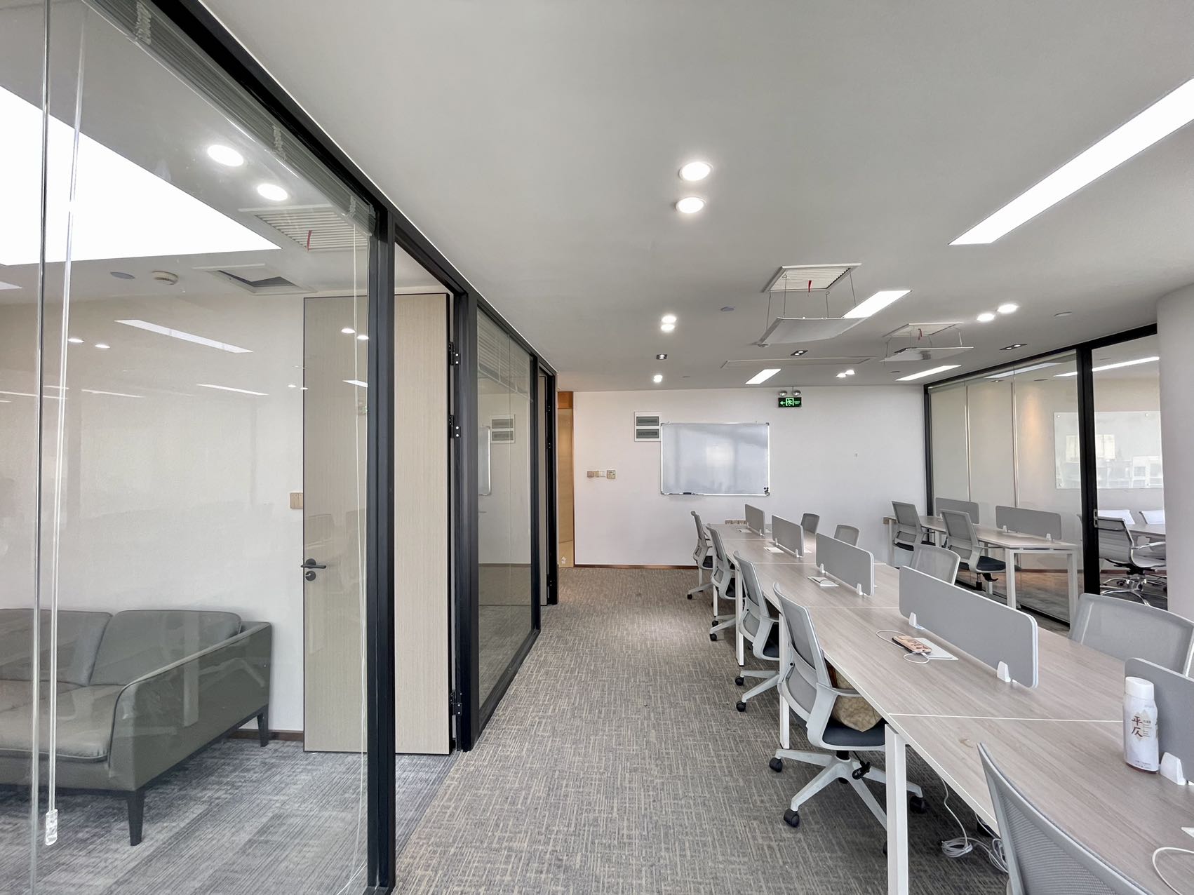 7-22040614263KL.jpg 久事商务大厦 南京东路商圈 近地铁 精装修带家具 写字楼出租 200平300平(图1)