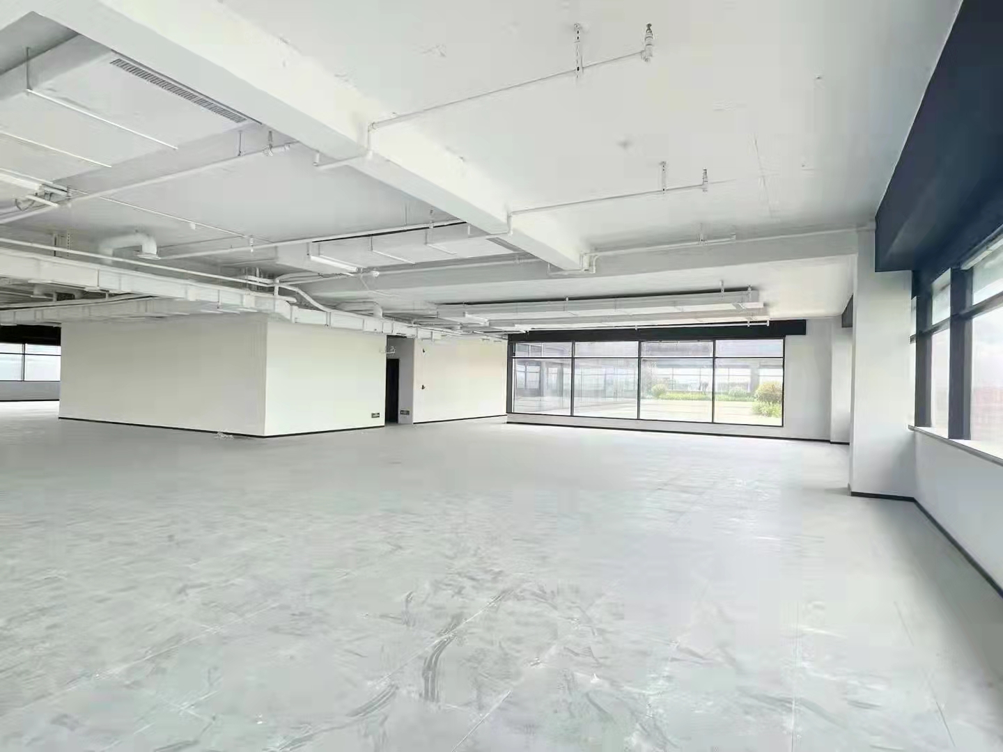 16-22040G1342cT.jpg 长宁古北SOHO290平精装修带家具优质房源出租(图1)
