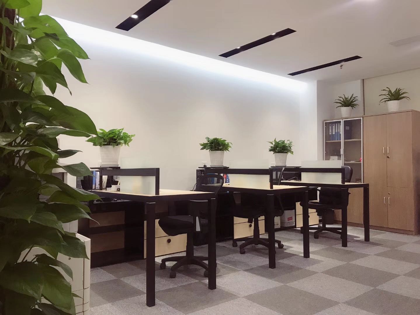 17-22040G41GSF.jpg 上海亚盛大厦,多轨交替,精装修带家具,带上下水,可做美容(图4)