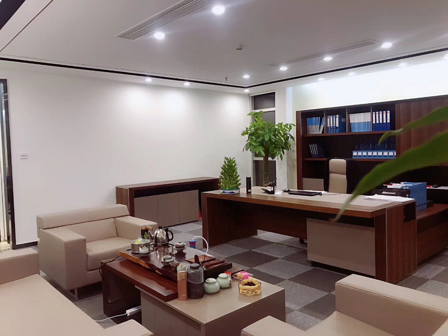 17-22040G41GT61.jpg 上海亚盛大厦,多轨交替,精装修带家具,带上下水,可做美容(图5)