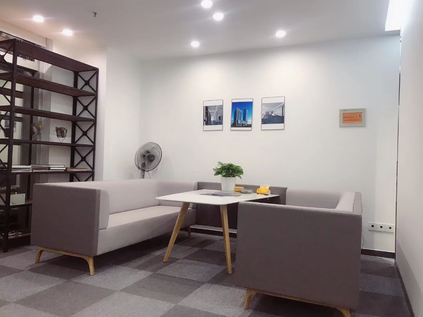 17-22040G41GWY.jpg 上海亚盛大厦,多轨交替,精装修带家具,带上下水,可做美容(图2)