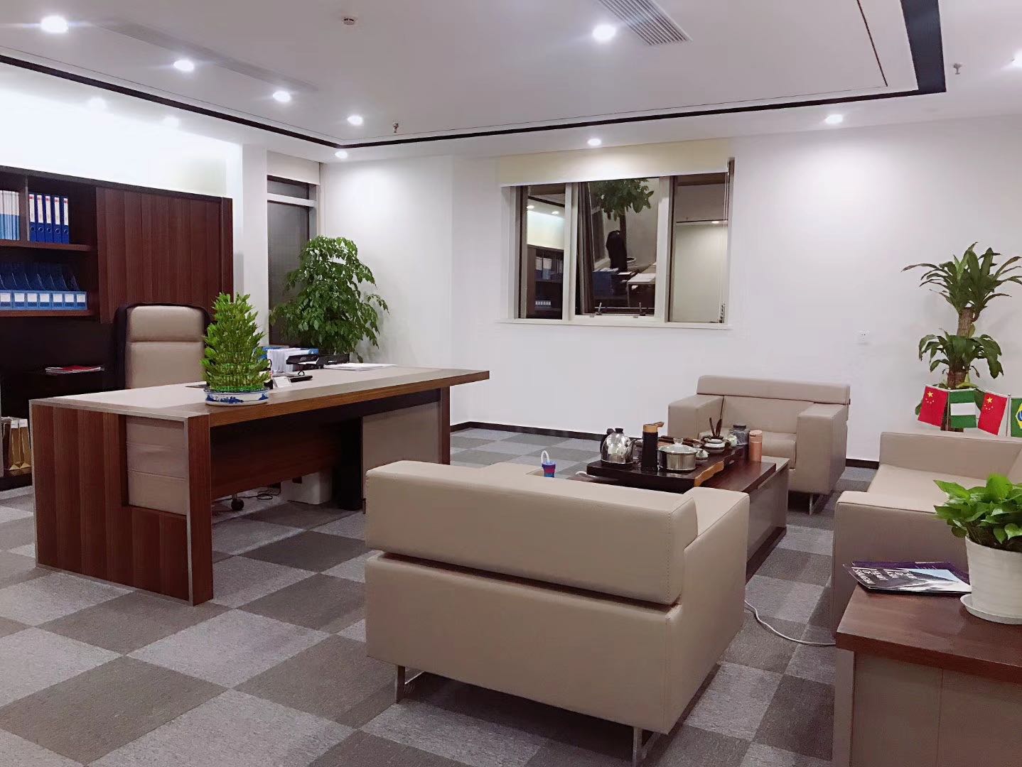 17-22040G41GY27.jpg 上海亚盛大厦,多轨交替,精装修带家具,带上下水,可做美容(图1)