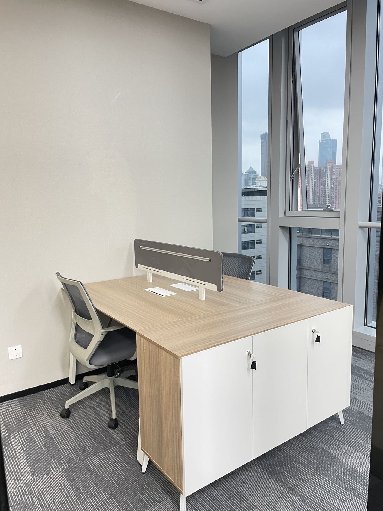 12-22040QH116391.jpg 汉中路地铁口133平2隔断8工位|带仓库可办公 |疫情福利免佣(图2)