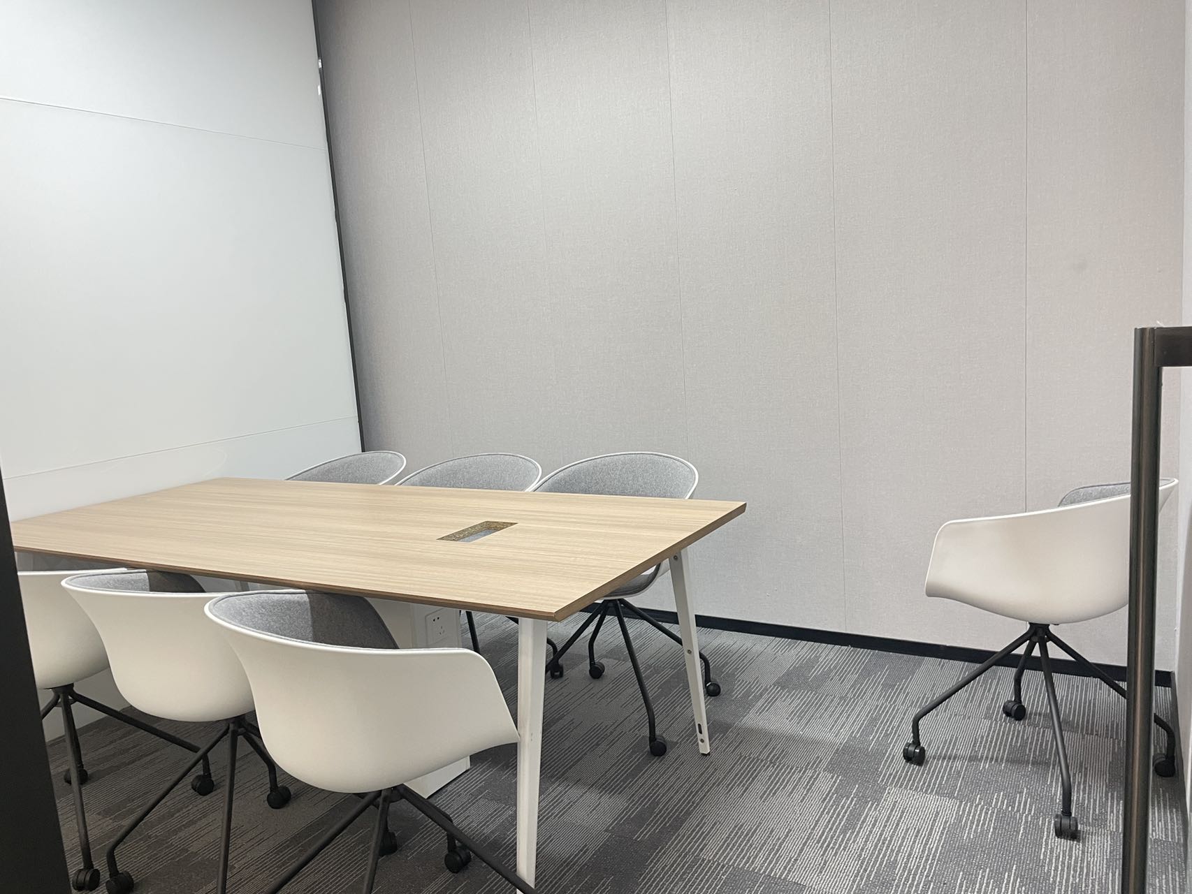 12-22040QH116394.jpg 汉中路地铁口133平2隔断8工位|带仓库可办公 |疫情福利免佣(图4)