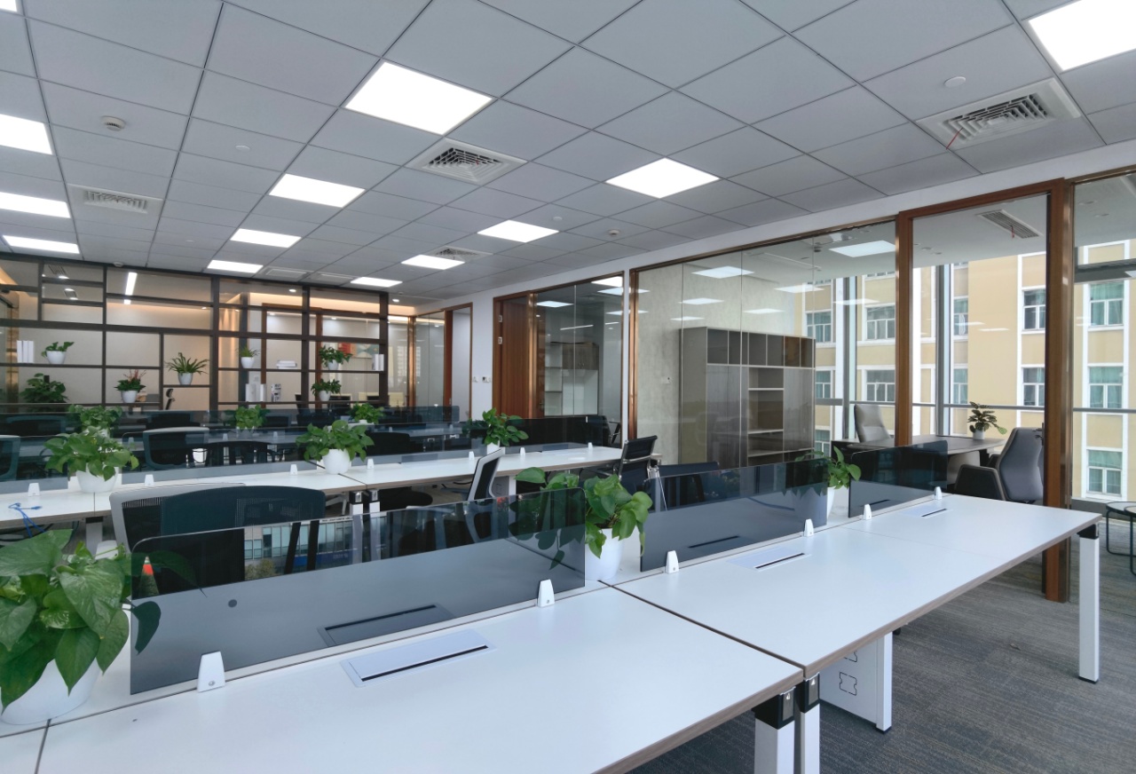 9-2204121Z04aB.jpg 静安泰禾大厦280平精装全配落地窗双面采光(图8)