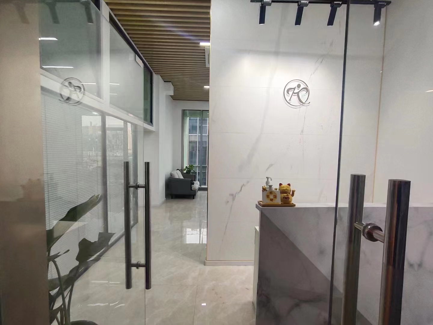 长宁上海世贸商城185平精装修带家具优质房源出租(图1)