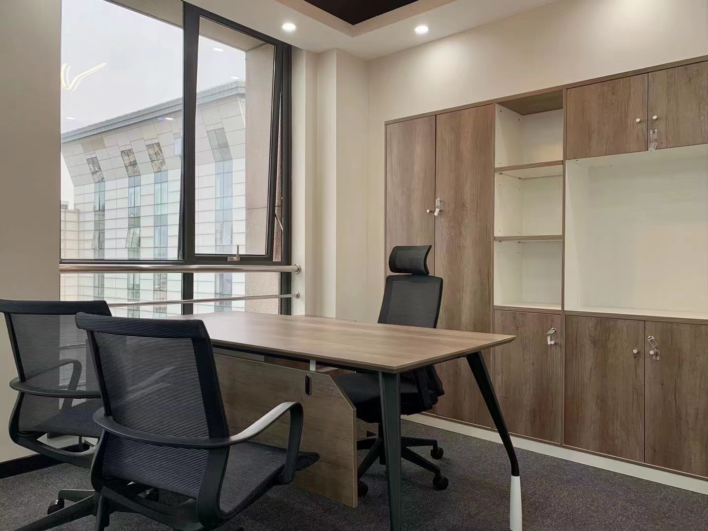 9-2204141642592E.jpg 长宁晨讯科技大楼200平精装修带家具拎包入住独立空调(图5)