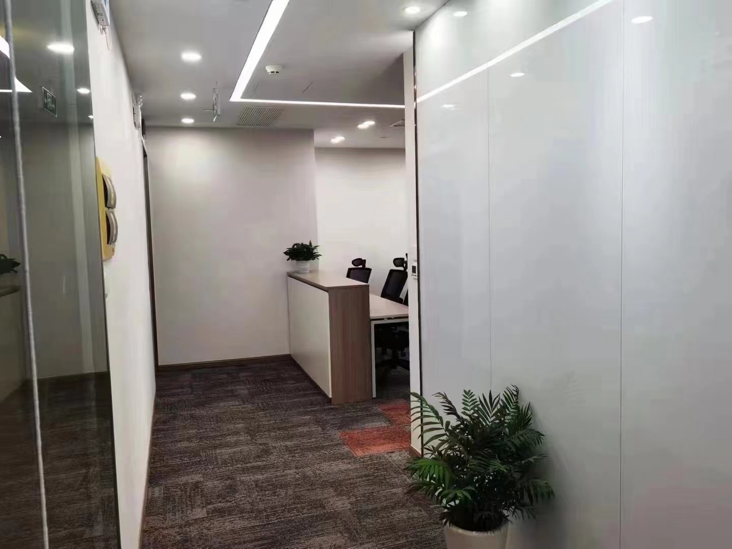 16-220415114232406.jpg 长宁现代广场268平精装修带家具优质房源出租(图2)