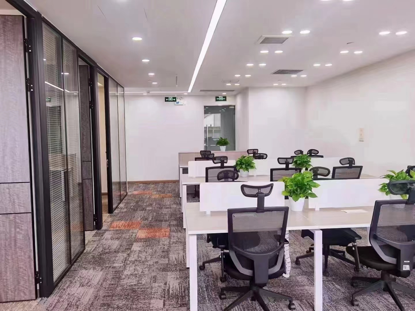 16-220415114232K6.jpg 长宁现代广场268平精装修带家具优质房源出租(图1)