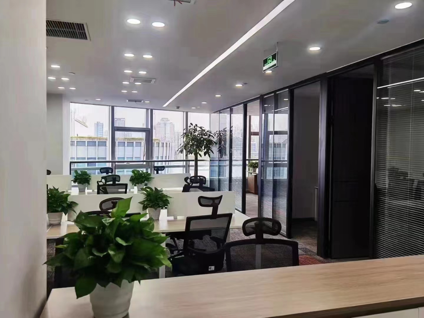 16-220415114232W5.jpg 长宁现代广场268平精装修带家具优质房源出租(图4)