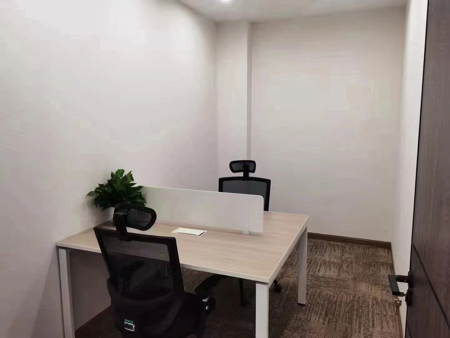 16-220415114232Z3.jpg 长宁现代广场268平精装修带家具优质房源出租(图5)