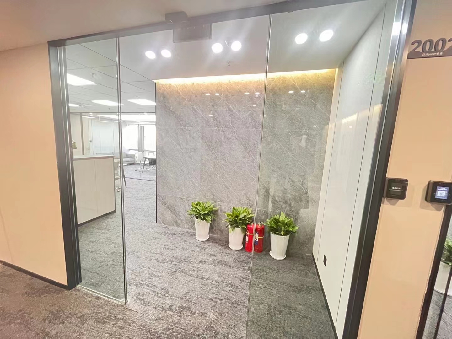 16-220419111616136.jpg 静安仲益大厦南京西路210平精装修带家具优质房源出租(图2)