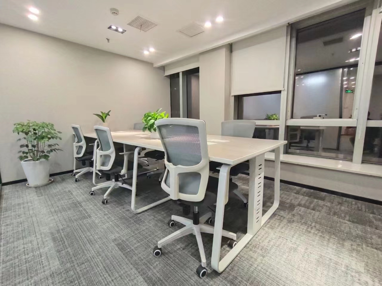 16-22041911161B16.jpg 静安仲益大厦南京西路210平精装修带家具优质房源出租(图1)