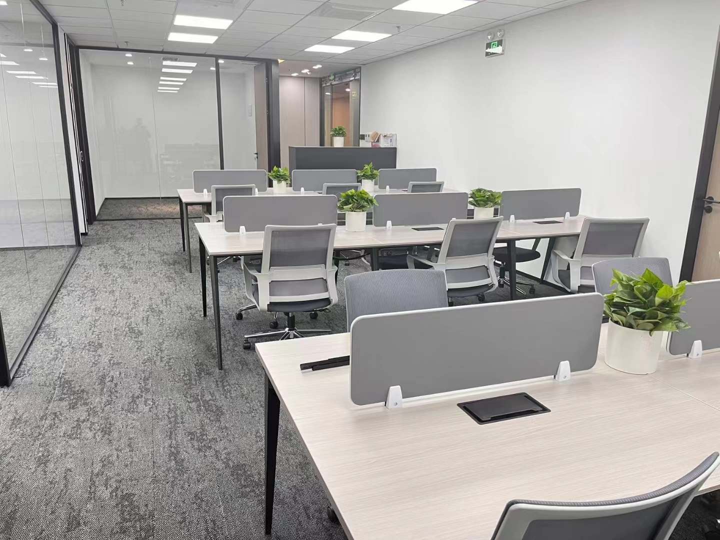 16-22041911161B59.jpg 静安仲益大厦南京西路210平精装修带家具优质房源出租(图3)