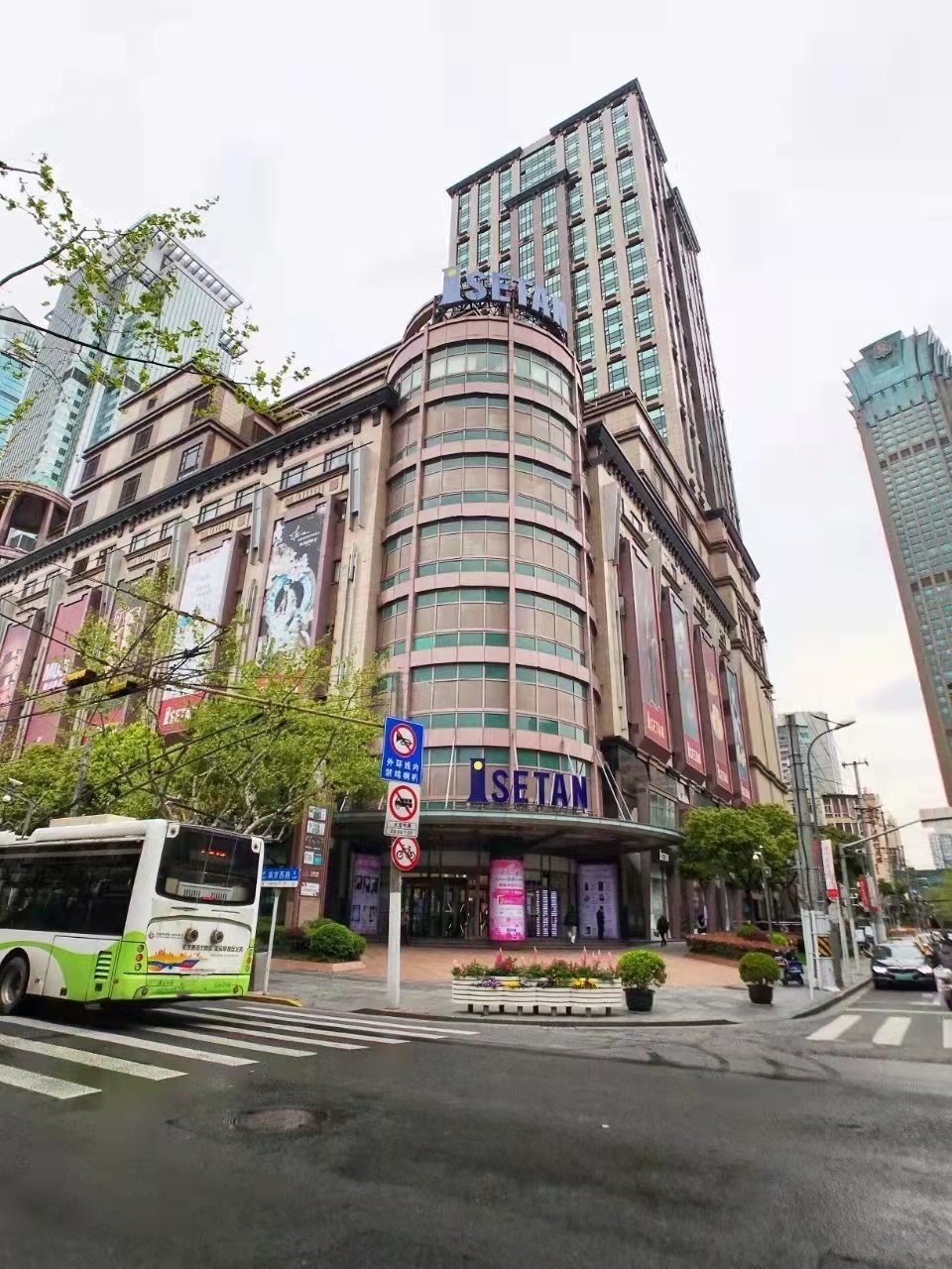 9-2204191G453S4.jpg 南京西路梅龙镇广场精装修带家具现房出租三轨交汇(图4)