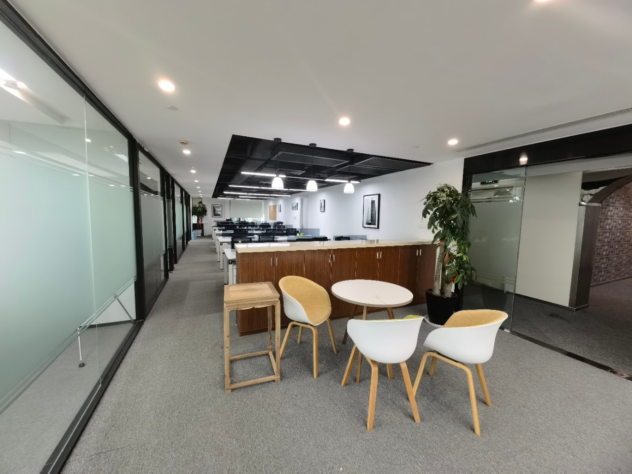 南京西路梅龙镇广场400平精装修带家具高区采光通透(图1)