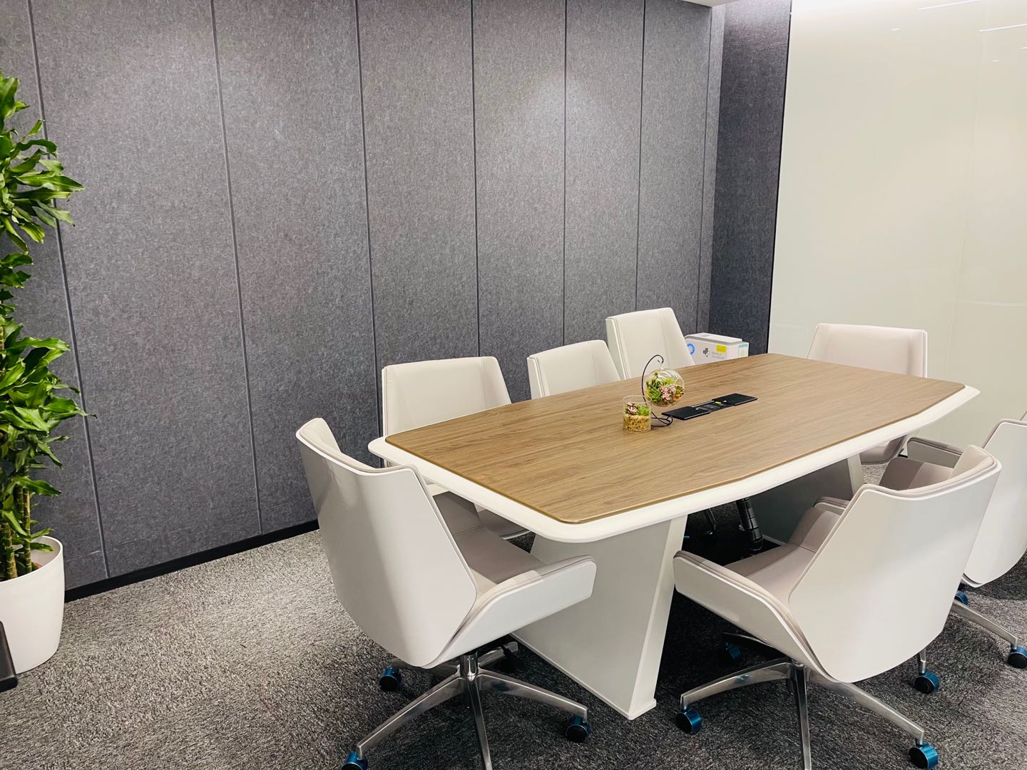 9-2204211T14I14.jpg 浦东上海银行大厦精装修带家具拎包入住(图2)