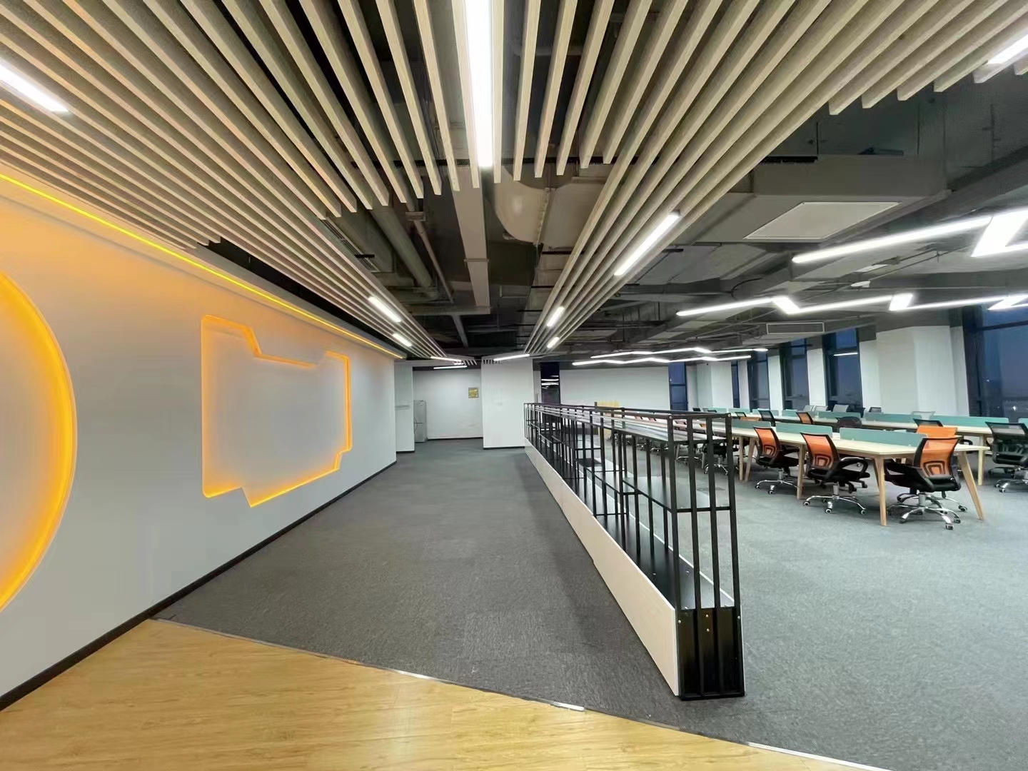 16-22042211525J04.jpg 静安上海商城198平精装修带家具优质房源出租(图3)