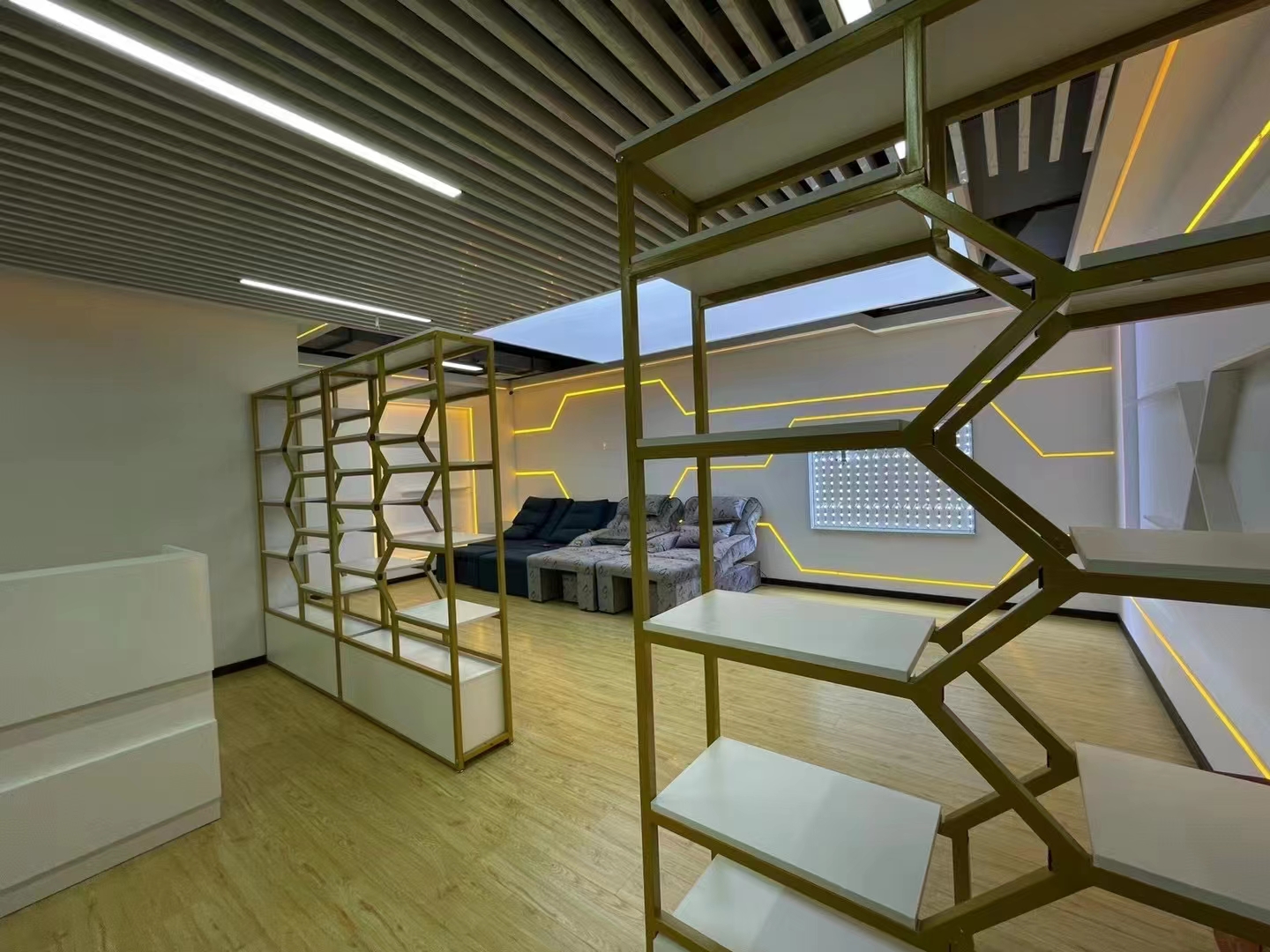 16-22042211525J45.jpg 静安上海商城198平精装修带家具优质房源出租(图2)