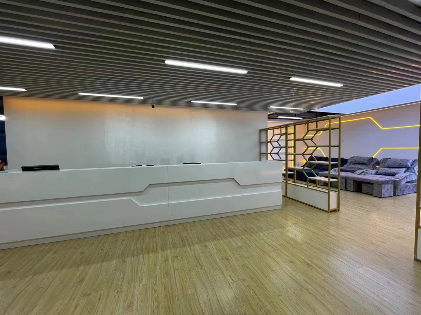 16-22042211525K59.jpg 静安上海商城198平精装修带家具优质房源出租(图1)