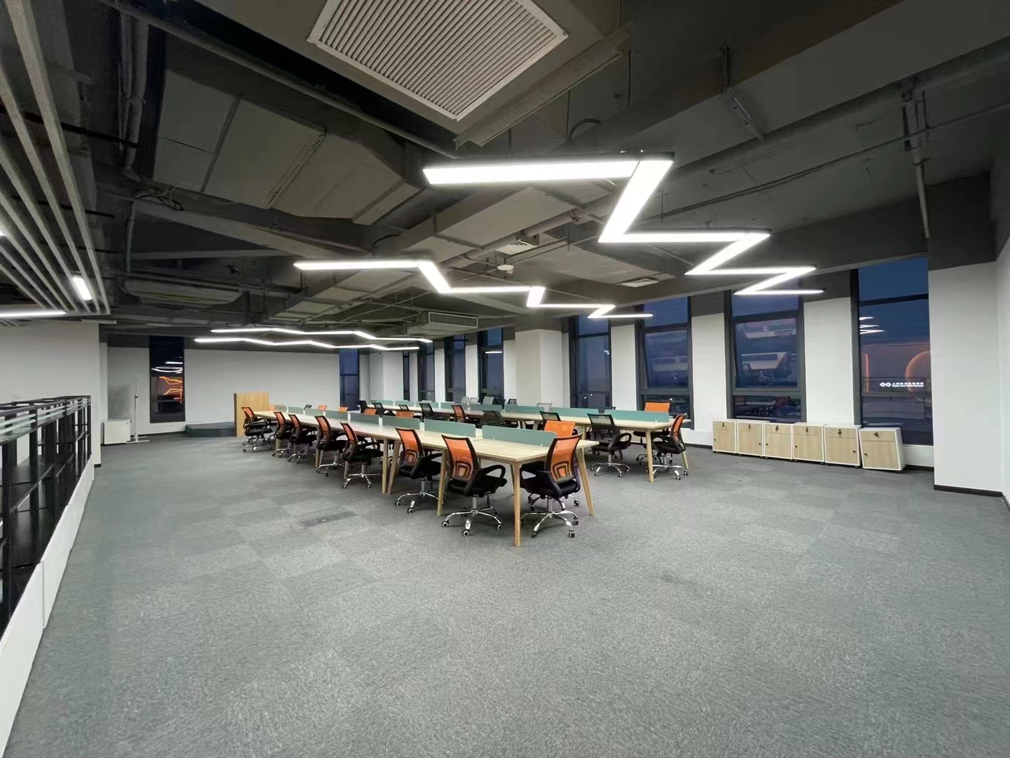 16-22042211525N03.jpg 静安上海商城198平精装修带家具优质房源出租(图4)