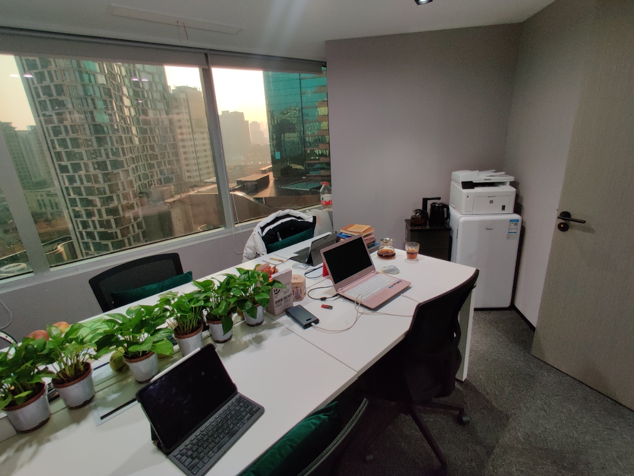 淮海路香港广场精装修带家具拎包入住朝南采光极佳(图3)