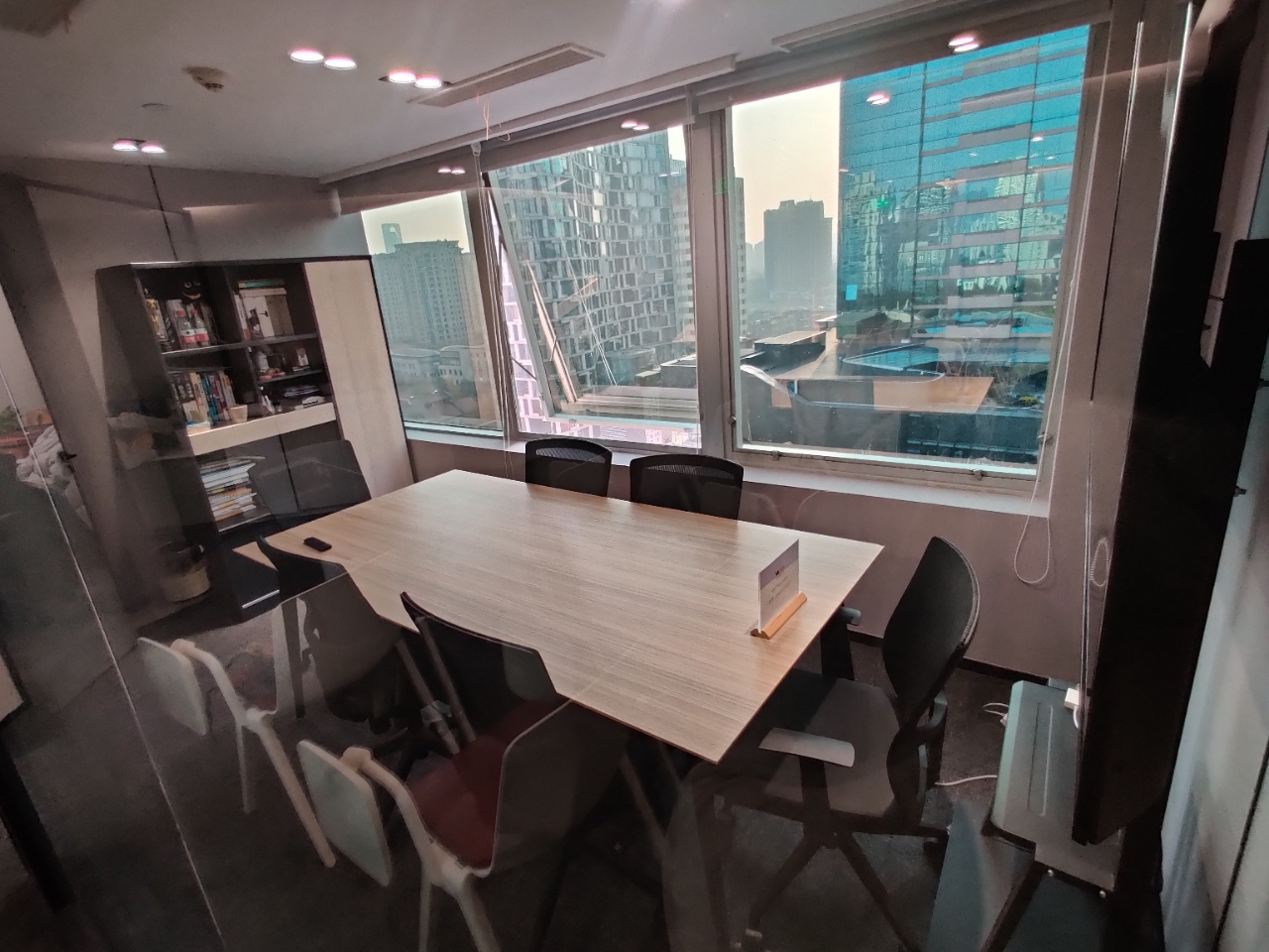 淮海路香港广场精装修带家具拎包入住朝南采光极佳(图1)