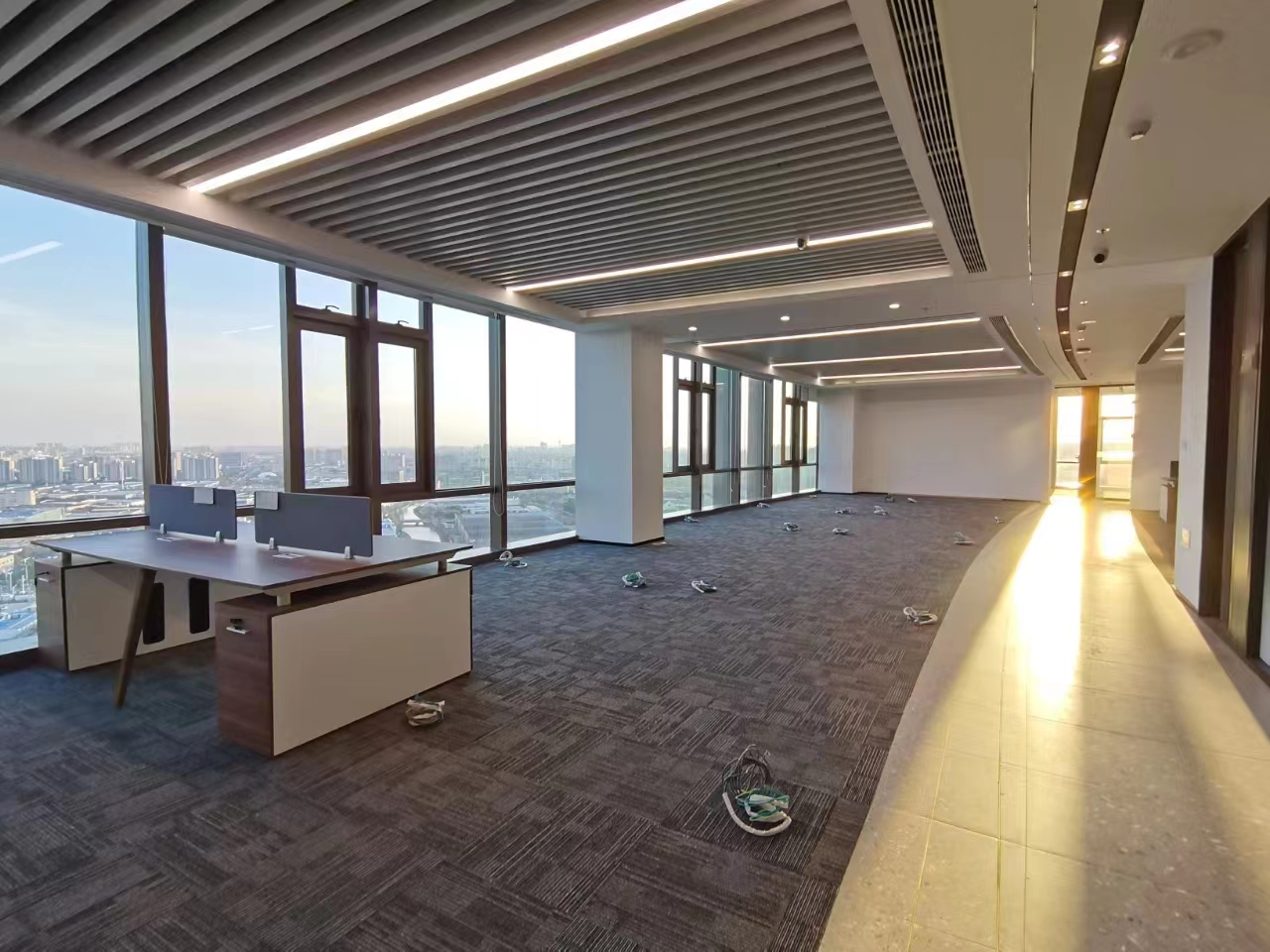 静安越洋广场260平精装修带家具优质房源出租(图4)