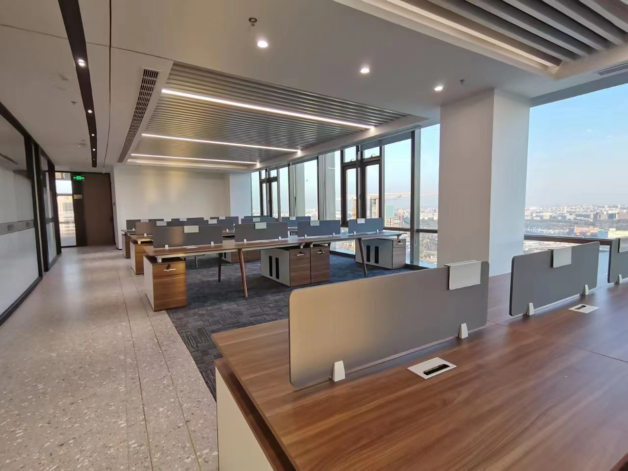 静安越洋广场260平精装修带家具优质房源出租(图1)