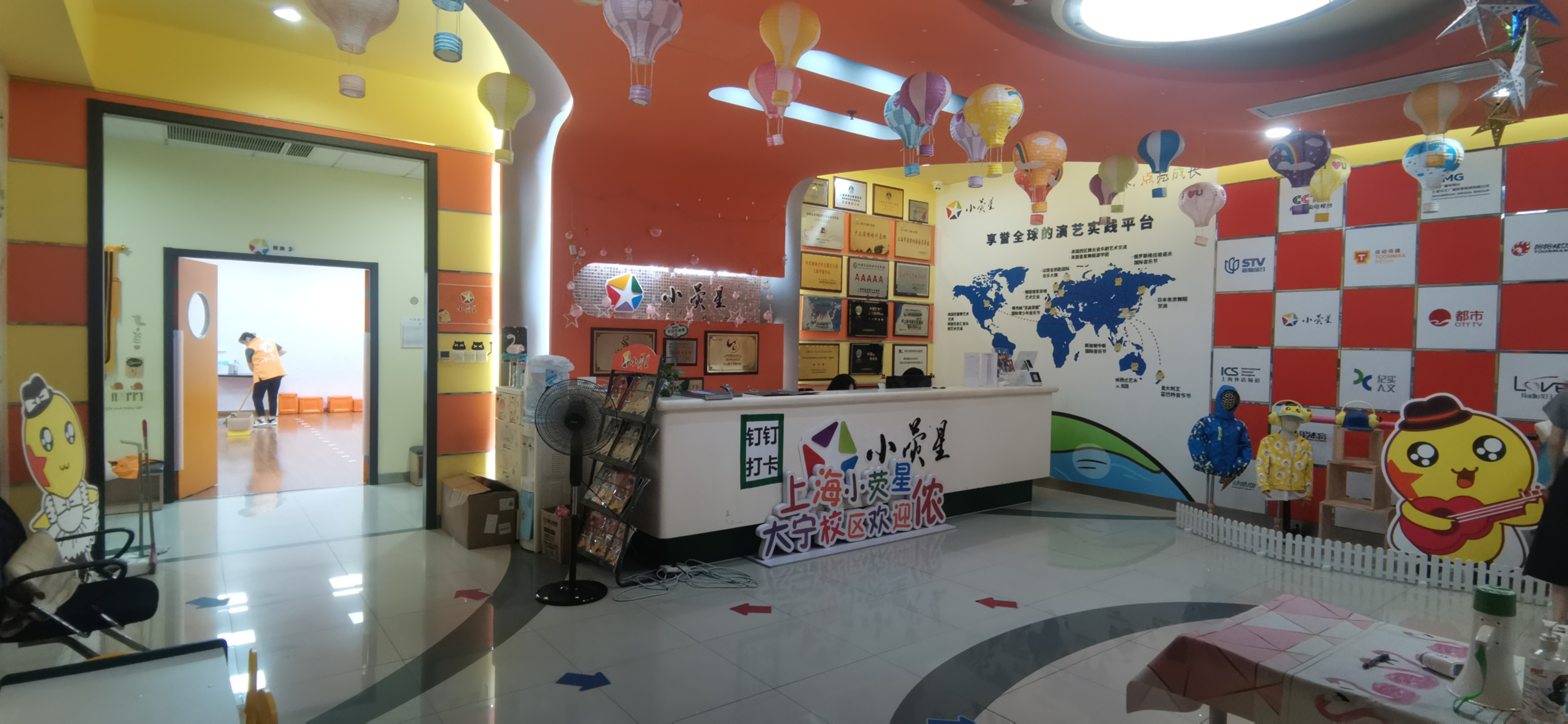 大宁财智1300平整层出租带装修隔断可拆接受注册(图1)