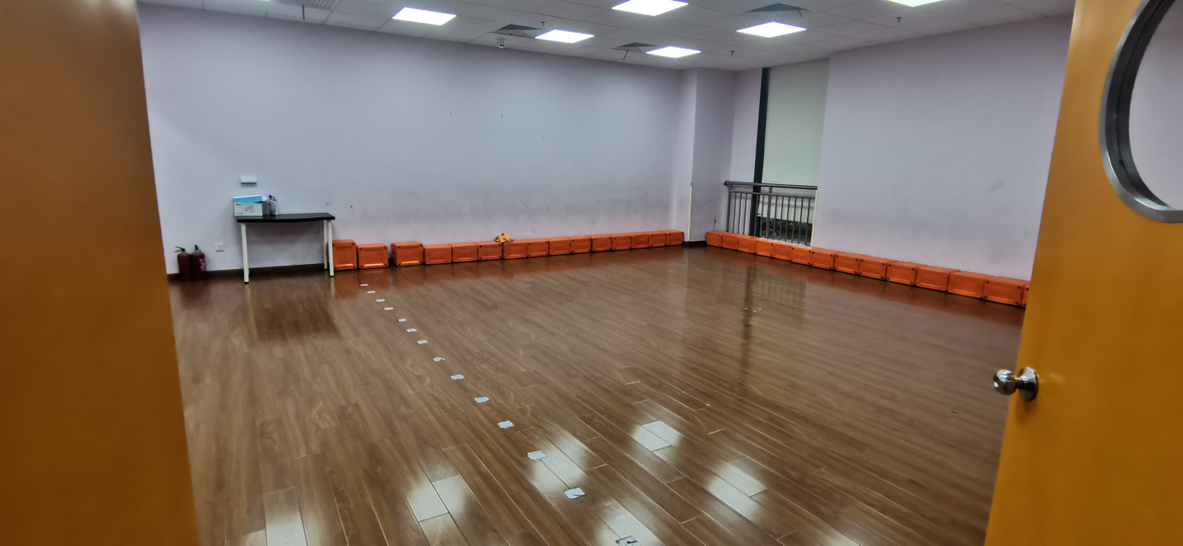 大宁财智1300平整层出租带装修隔断可拆接受注册(图4)