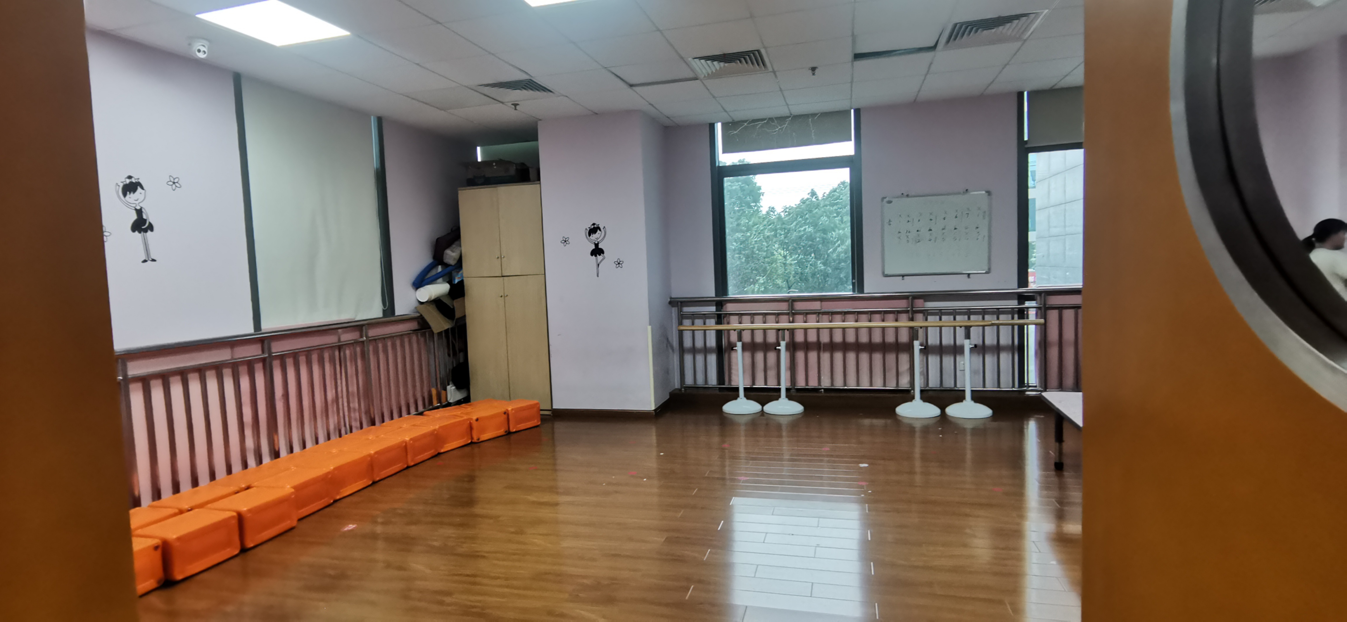 大宁财智1300平整层出租带装修隔断可拆接受注册(图2)